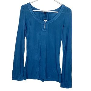 Gap blue lightweight long sleeve shirt | women’s M | NWT | button wrist keyhole